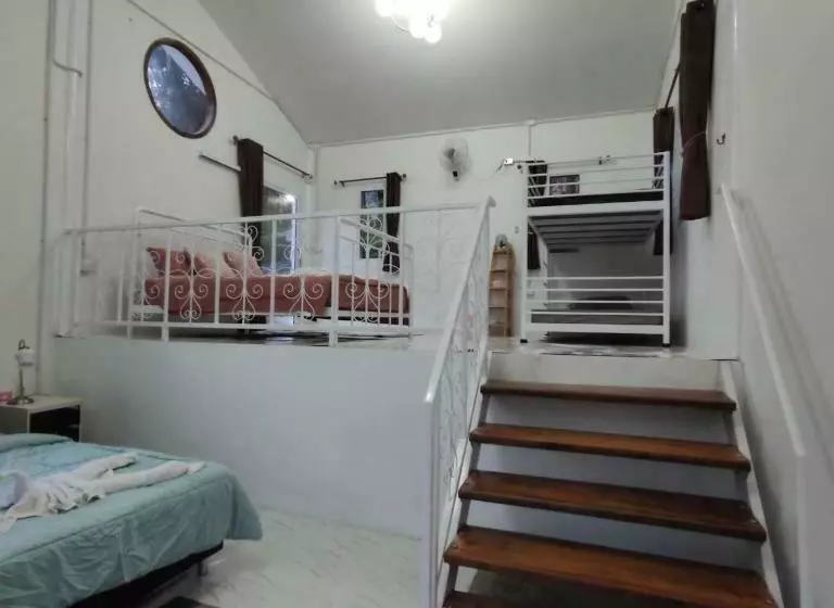 Aamiaismajoitus (B&B) บ้านชายดอย Glamping ดอยแม่แจ๋ม Cheason ,muangpan, Lampang