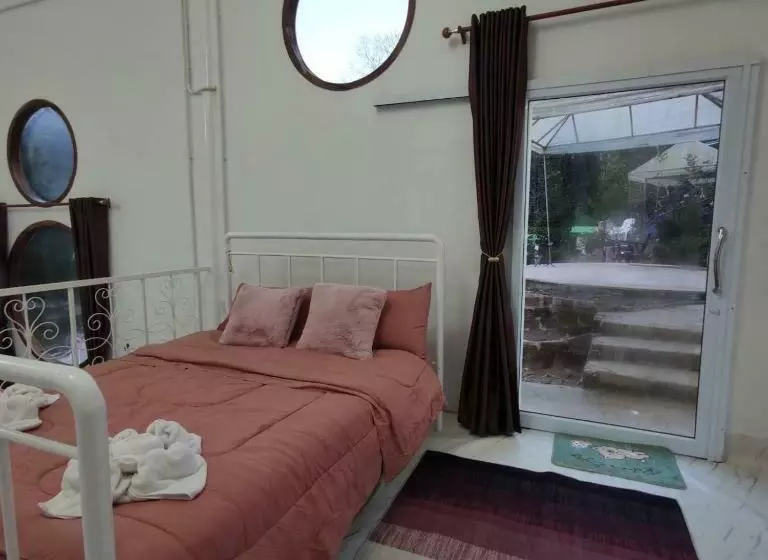 Aamiaismajoitus (B&B) บ้านชายดอย Glamping ดอยแม่แจ๋ม Cheason ,muangpan, Lampang