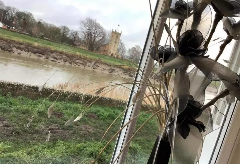 Aamiaismajoitus (B&B) Riverbank Guest House