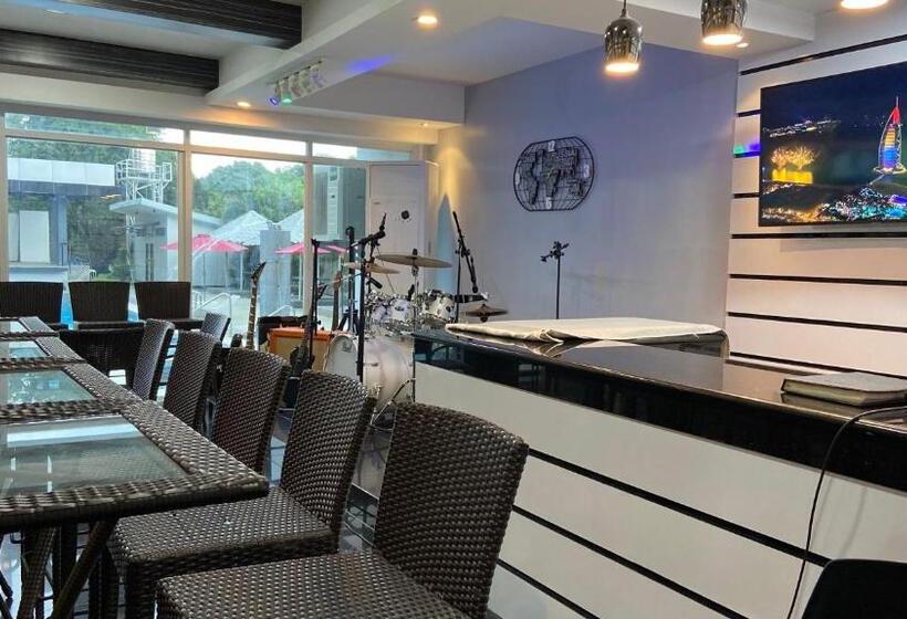 L’hyacinth Hotel And Resort