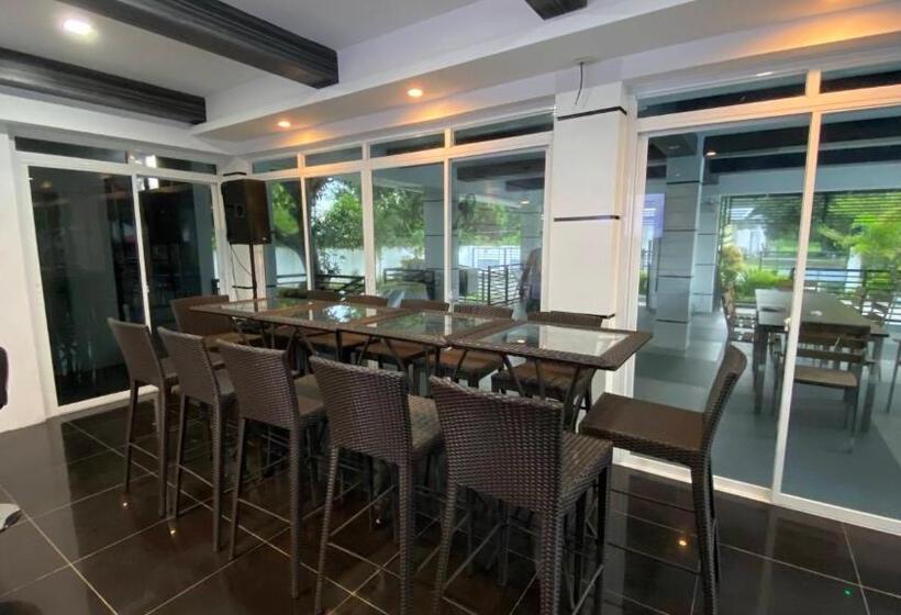 L’hyacinth Hotel And Resort