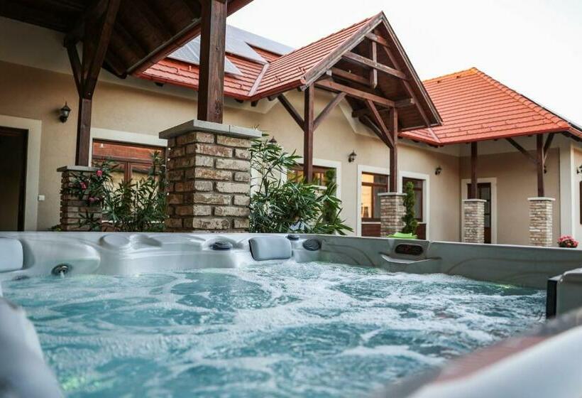 פנסיון Szarvas Apartman   Jakuzzis Vendégház Mány