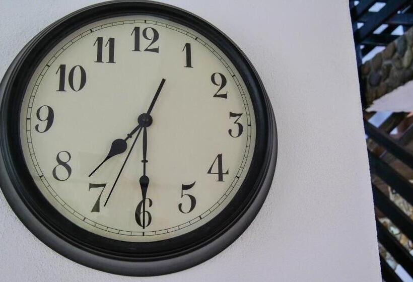 Отель Pensiunea Gradinarilor Cu Ciubăr și Stație De încărcare Electrică Auto