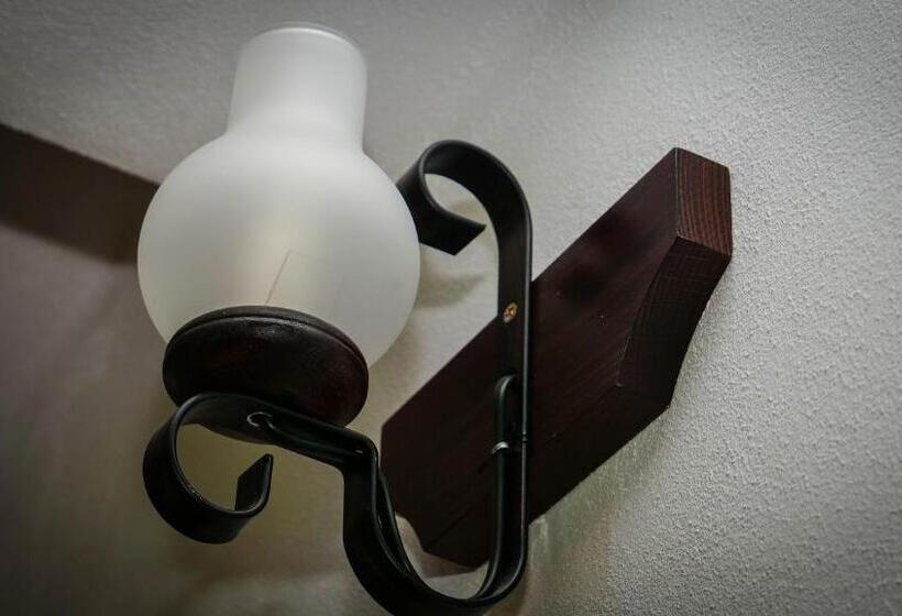 Отель Pensiunea Gradinarilor Cu Ciubăr și Stație De încărcare Electrică Auto