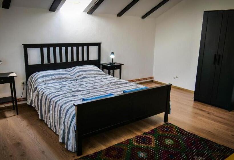 Отель Pensiunea Gradinarilor Cu Ciubăr și Stație De încărcare Electrică Auto