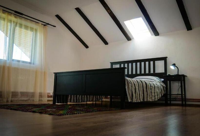 Отель Pensiunea Gradinarilor Cu Ciubăr și Stație De încărcare Electrică Auto