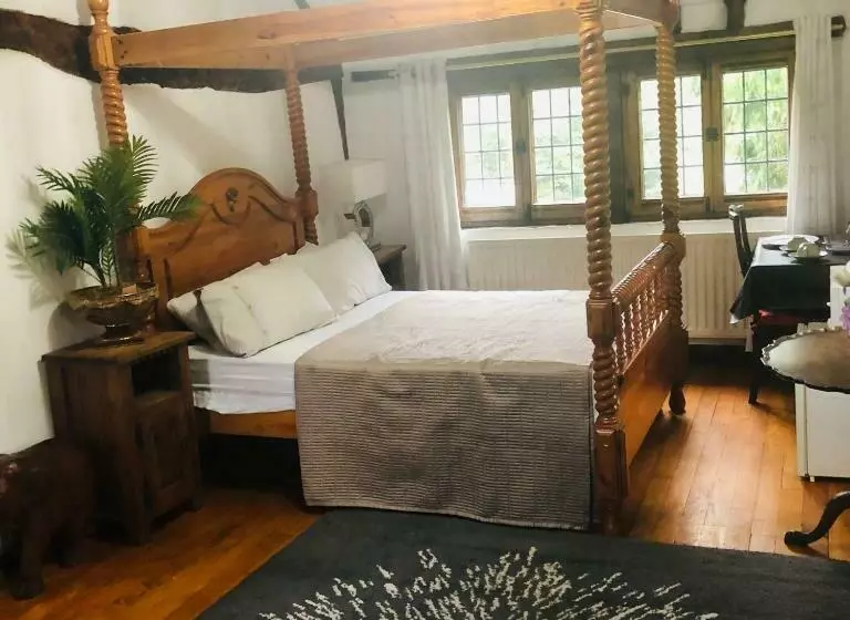 ベッドアンドブレックファースト Tudor House  Double Room  Shared Bathroom