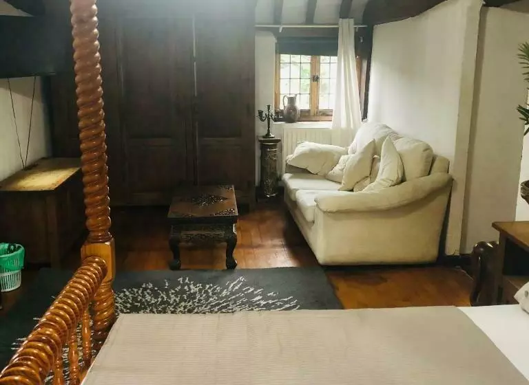 ベッドアンドブレックファースト Tudor House  Double Room  Shared Bathroom