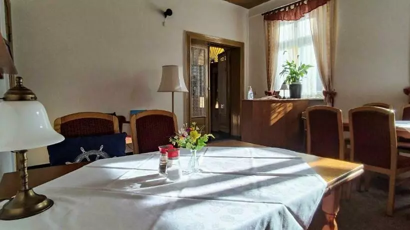 Aamiaismajoitus (B&B) Gasthof Zum Schloss