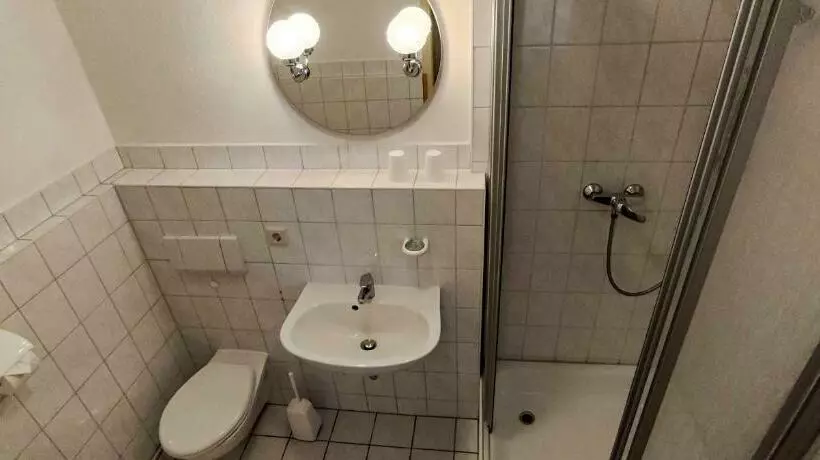 Aamiaismajoitus (B&B) Gasthof Zum Schloss