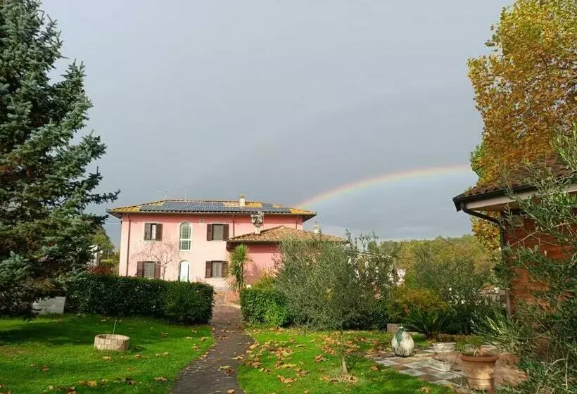 Aamiaismajoitus (B&B) Pirro & Sharon House