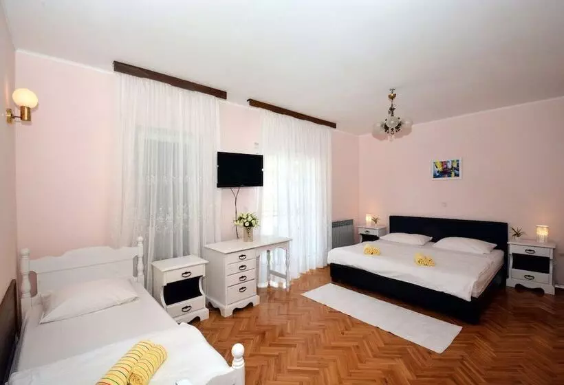 Bed and Breakfast Restaurant Pension Dioklecijan