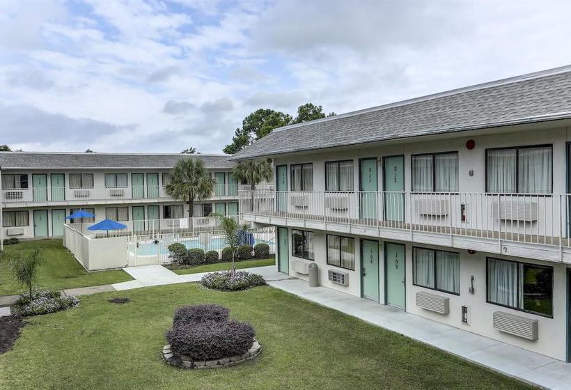 فندق على الطريق Rodeway Inn & Suites