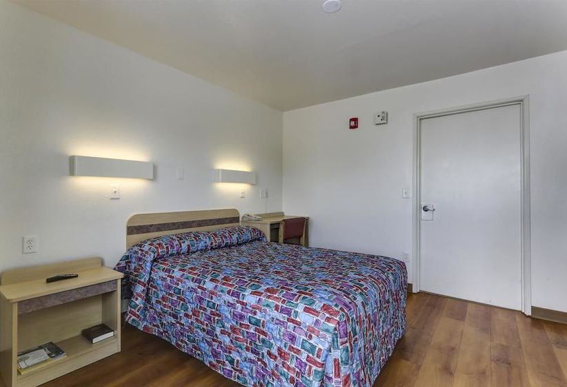 فندق على الطريق Rodeway Inn & Suites