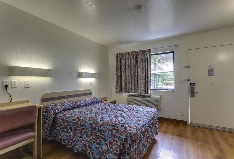 فندق على الطريق Rodeway Inn & Suites