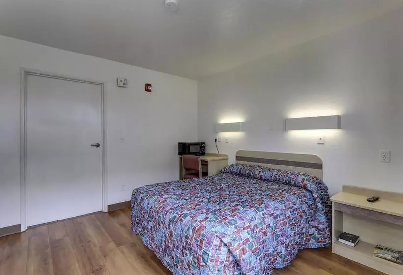 Мотель Rodeway Inn & Suites