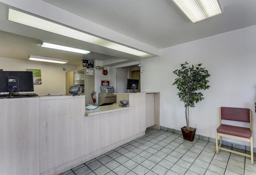 فندق على الطريق Rodeway Inn & Suites