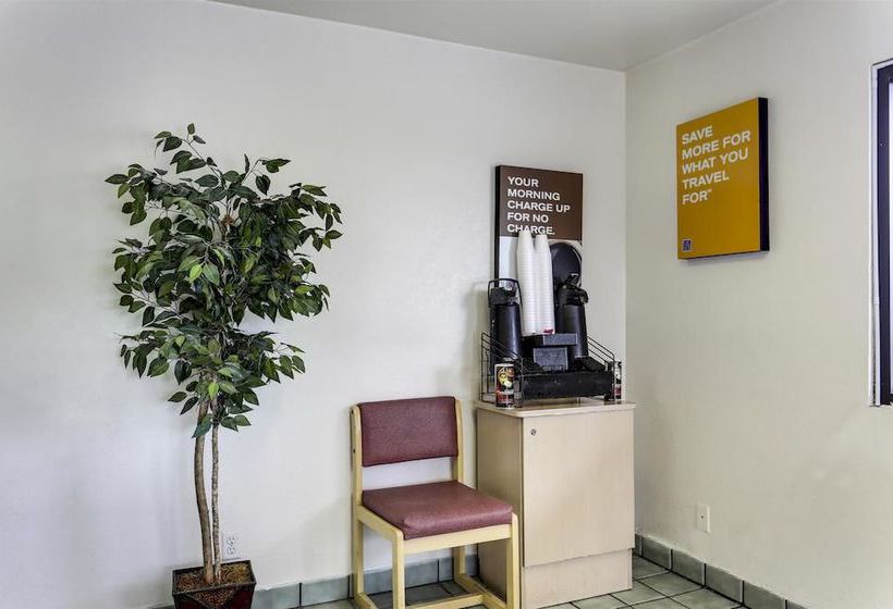 فندق على الطريق Rodeway Inn & Suites