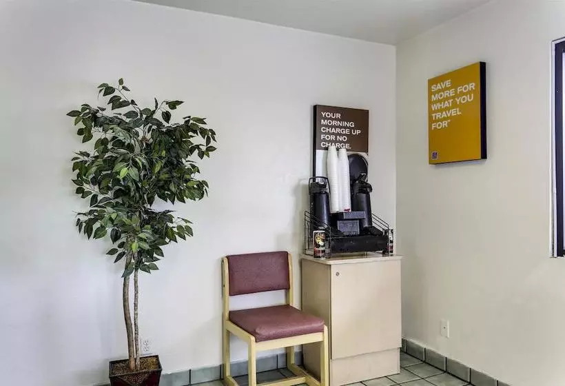 Мотель Rodeway Inn & Suites