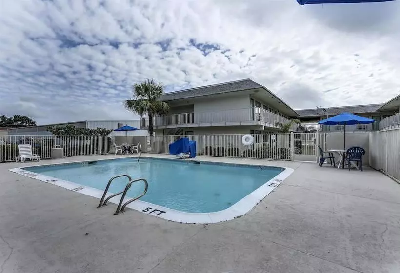 Мотель Rodeway Inn & Suites