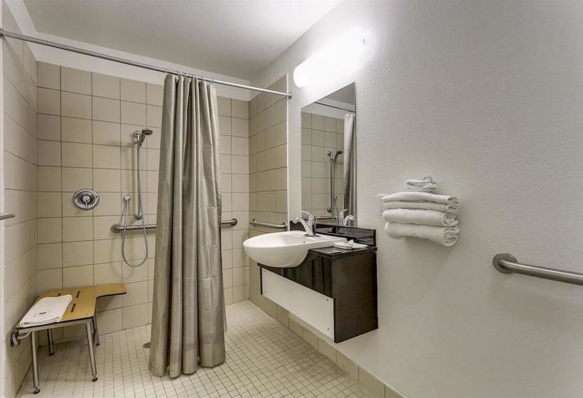 فندق على الطريق Rodeway Inn & Suites