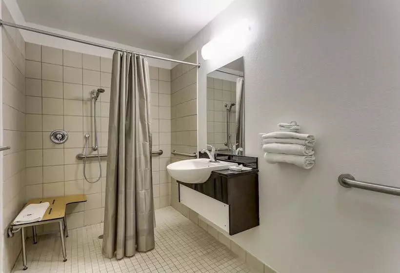 Мотель Rodeway Inn & Suites