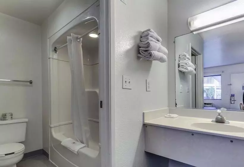 Мотель Rodeway Inn & Suites