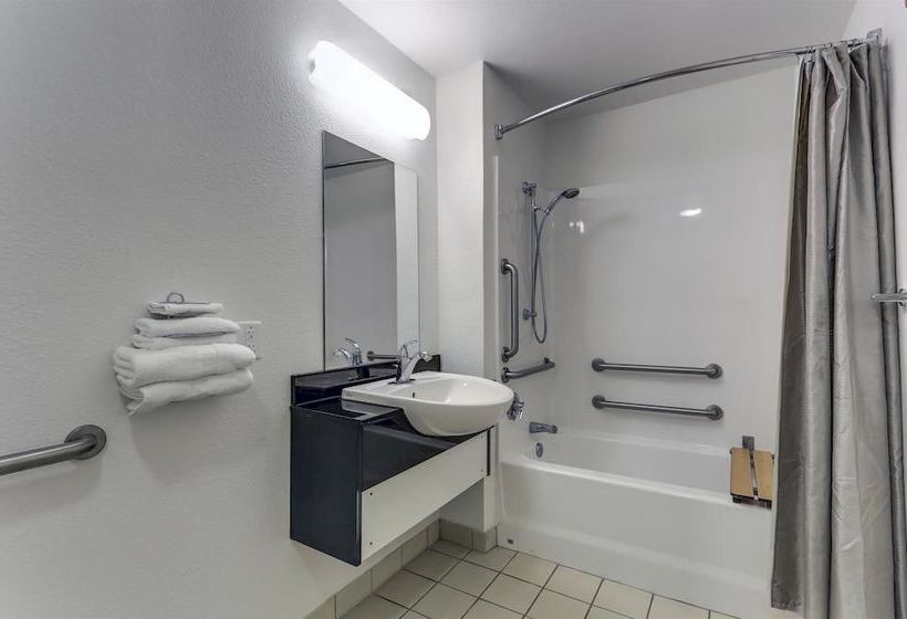 فندق على الطريق Rodeway Inn & Suites