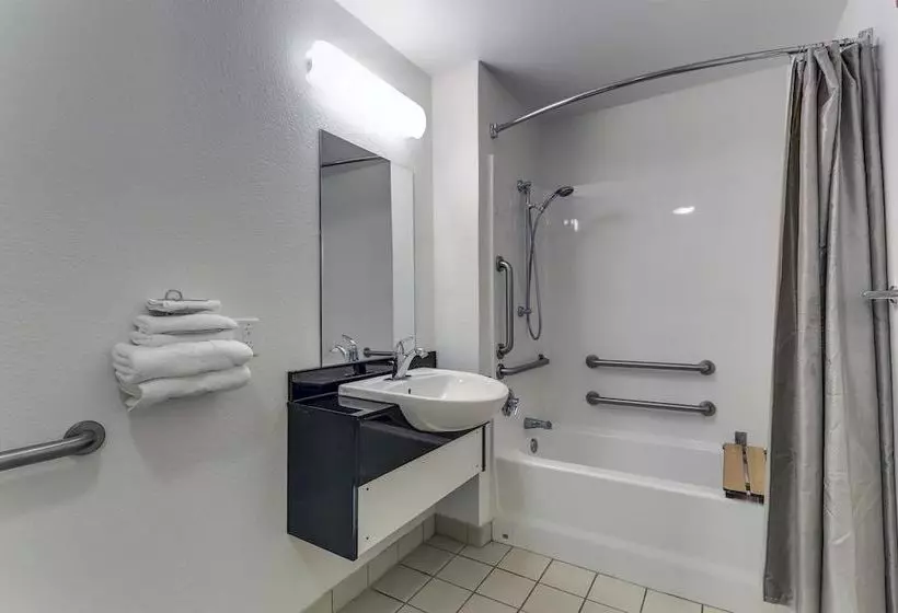 Мотель Rodeway Inn & Suites