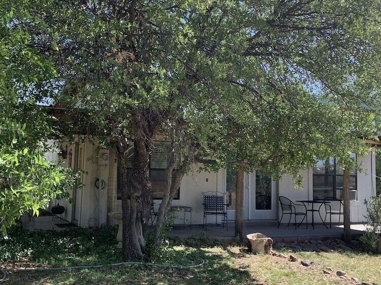 민박 Davis Mountains Inn