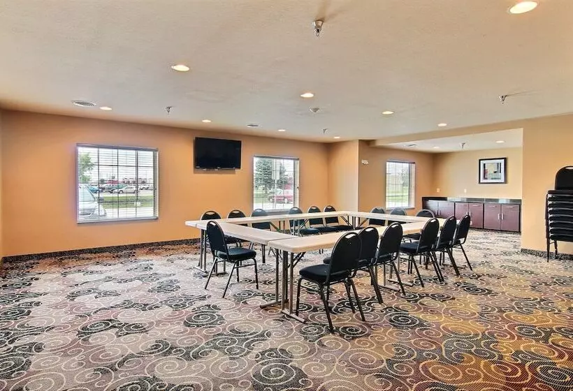 Hotel Amerivu Inn And Suites Crookston