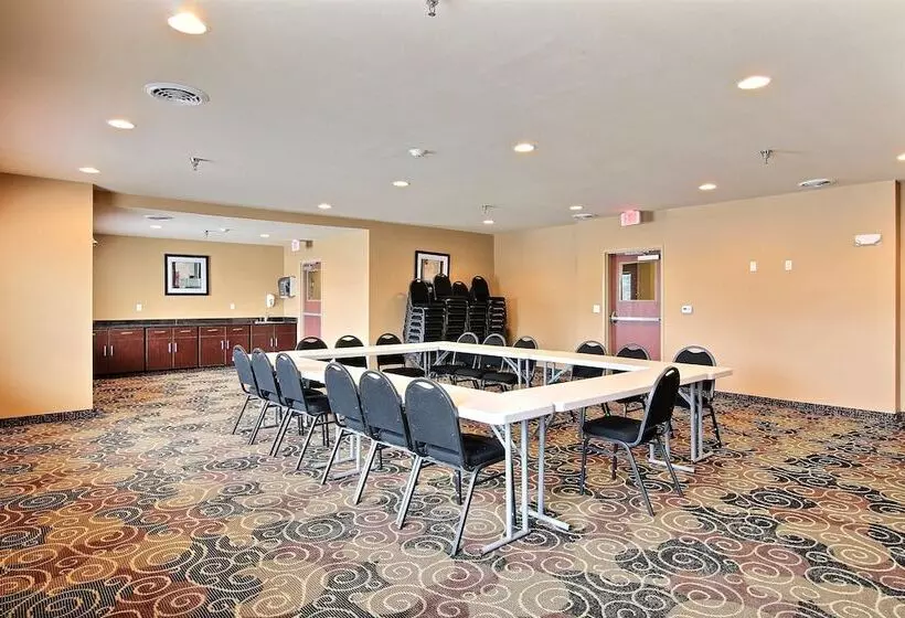 Hotel Amerivu Inn And Suites Crookston