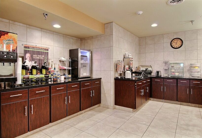 فندق Amerivu Inn And Suites   Crookston