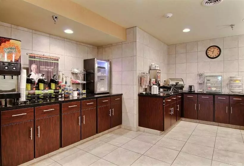 Hotel Amerivu Inn And Suites Crookston