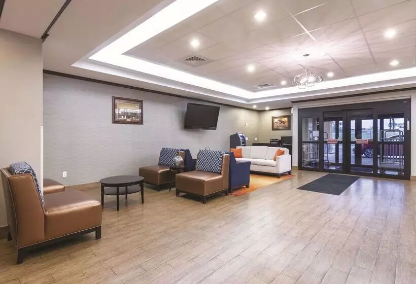 Отель La Quinta Inn & Suites Casino And Bar By Wyndham Glendive