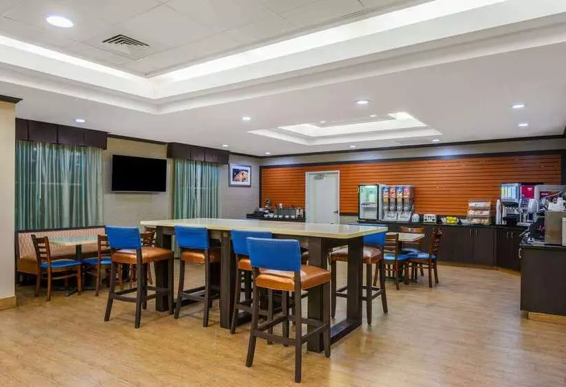 Отель La Quinta Inn & Suites Casino And Bar By Wyndham Glendive