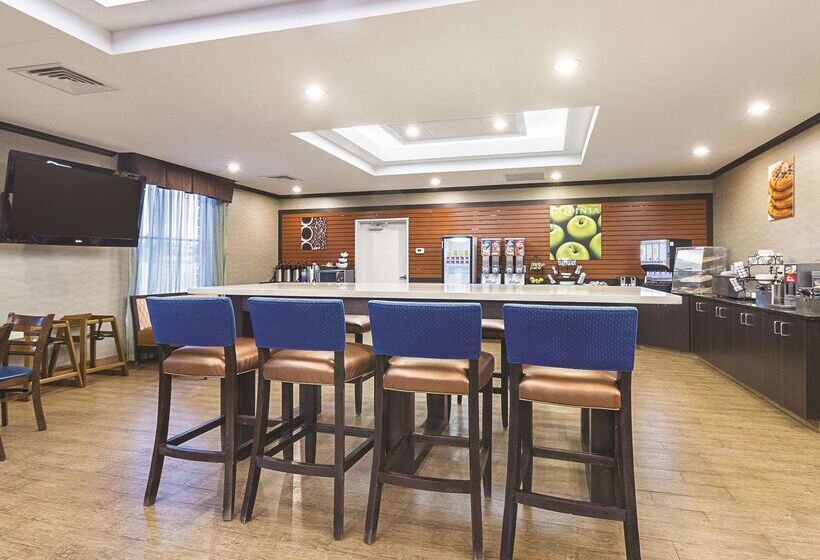 Отель La Quinta Inn & Suites Casino And Bar By Wyndham Glendive