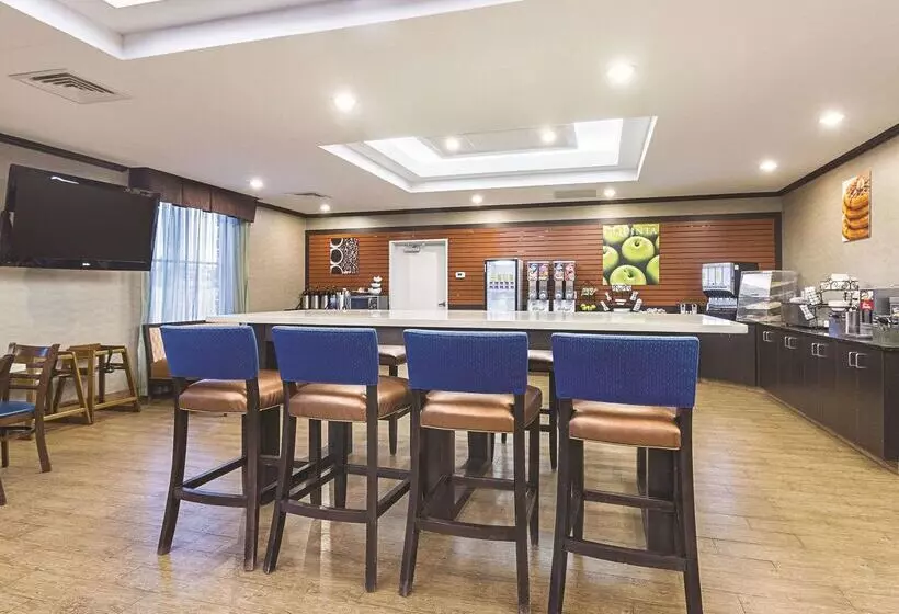 Отель La Quinta Inn & Suites Casino And Bar By Wyndham Glendive