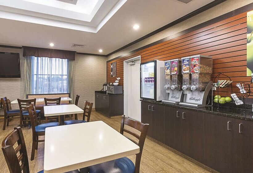 Отель La Quinta Inn & Suites Casino And Bar By Wyndham Glendive