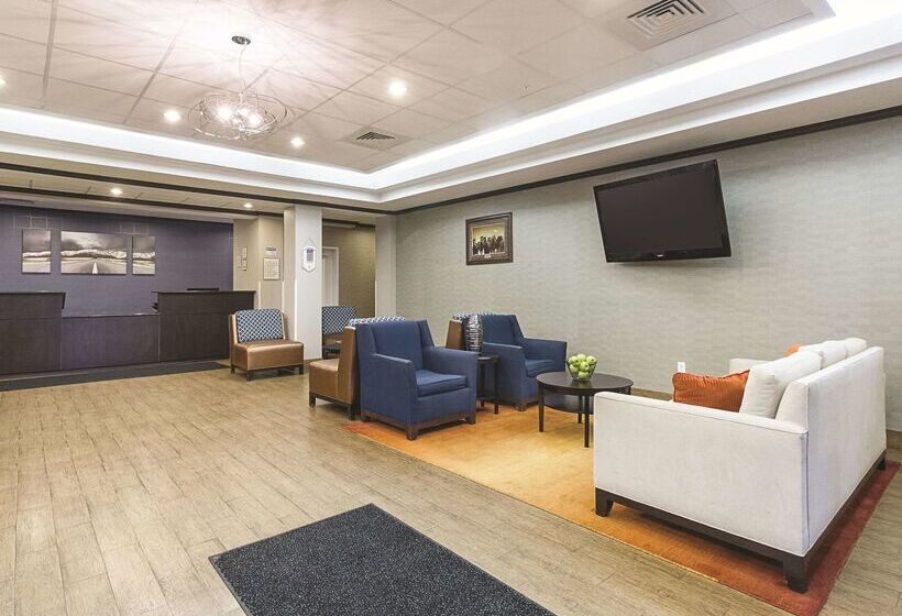 Отель La Quinta Inn & Suites Casino And Bar By Wyndham Glendive