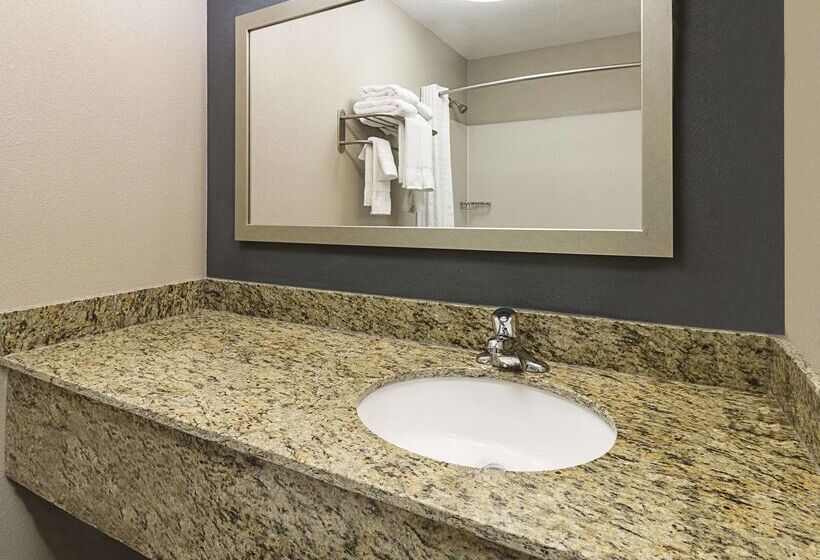 Отель La Quinta Inn & Suites Casino And Bar By Wyndham Glendive