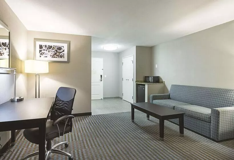 Отель La Quinta Inn & Suites Casino And Bar By Wyndham Glendive