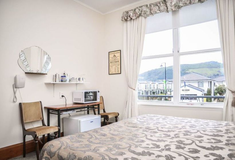 Отель Trafalgar Lodge