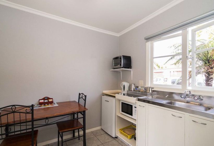 Отель Trafalgar Lodge