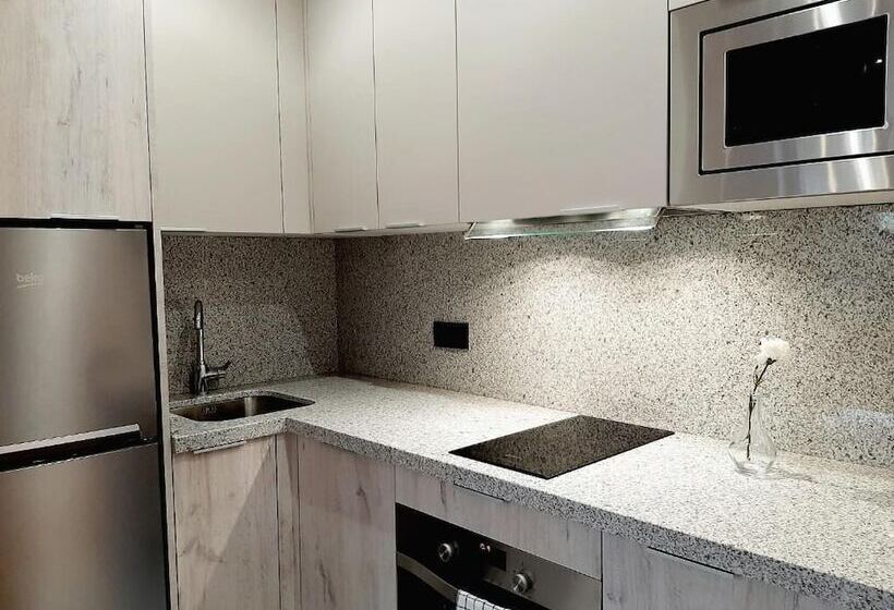 هتل Apartamentos Celestina By Gaiarooms