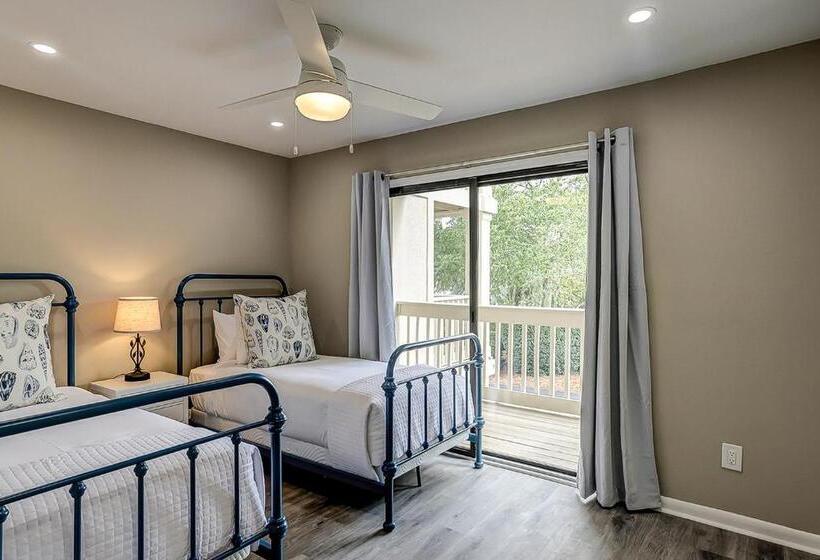 Hotel Bend In The Road 2003