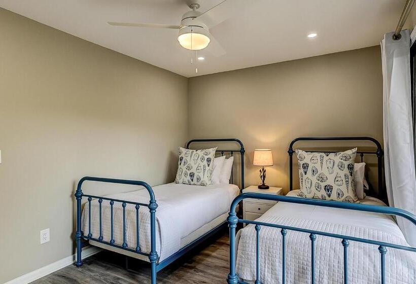 Hotel Bend In The Road 2003