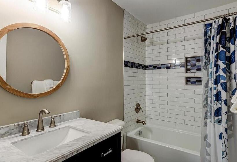 Hotel Bend In The Road 2003