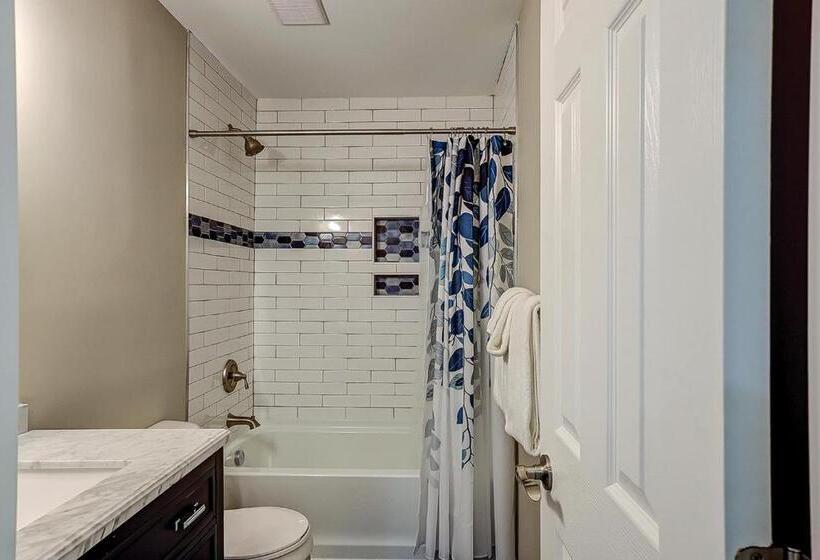 Hotel Bend In The Road 2003