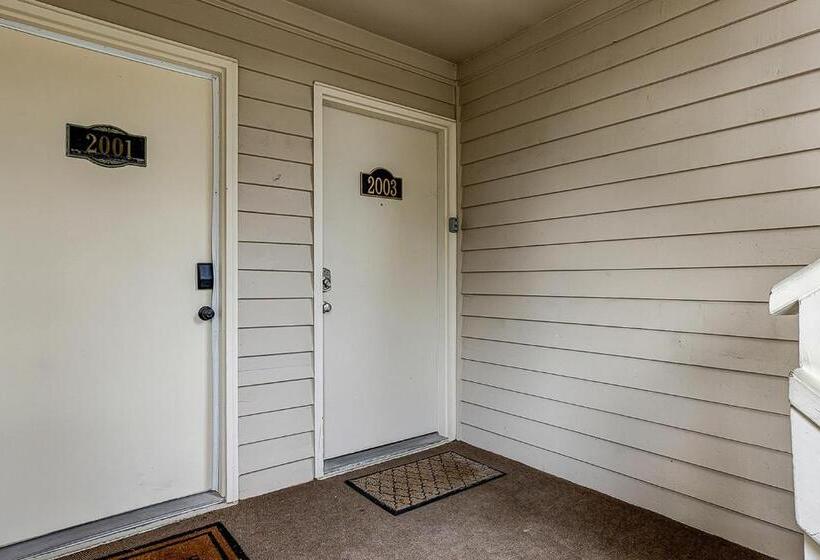 Hotel Bend In The Road 2003